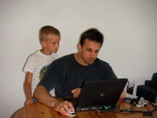 فيتاليك بوترين طفلًا في التسعينيات مع والده، عالم الحاسوب ديميتري بوترين