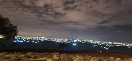 أمَّا وقد جلستُ وسطَ حُرْش سكني، وقد أسرتني سماءٌ حالكة سوى من قليلِ نجوم وبضع غ...