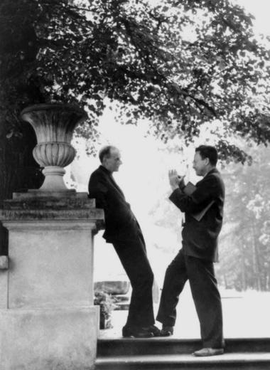 حينما قابل ريتشارد فاينمان بطلَه بول ديراك عقب مؤتمر بوكونو، افتُتِح الحديث بينه...