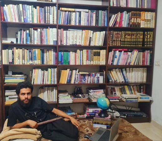 مكتبة عملاقة وإطلالة برَّاقة وأشعار خفَّاقة عند أبي قساوة الحذَّاقة

عندنا يسمون هذا "قعدة عربية"