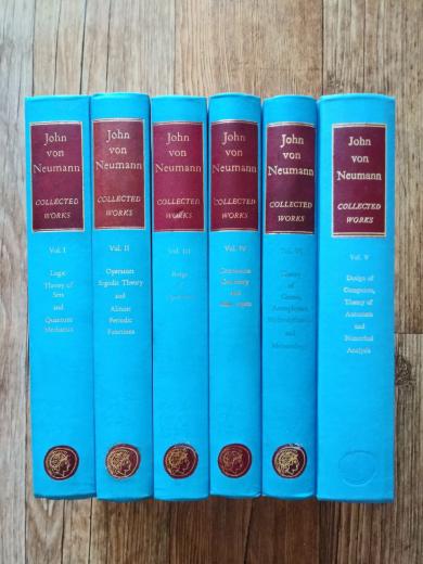 ما في الصورة من كتب ثمنُه 8000$، وهي الأعمال العلمية الكاملة لوحش الوحوش الرياضي...