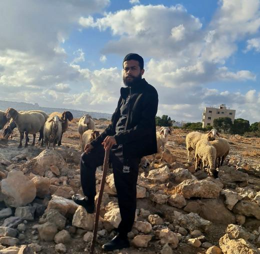 ما بالُ عَينٍ شَوقُها استَبكاها |||| في رَمسِ دارٍ لَبِسَت بِلاها
طامِسَةِ الأعل...